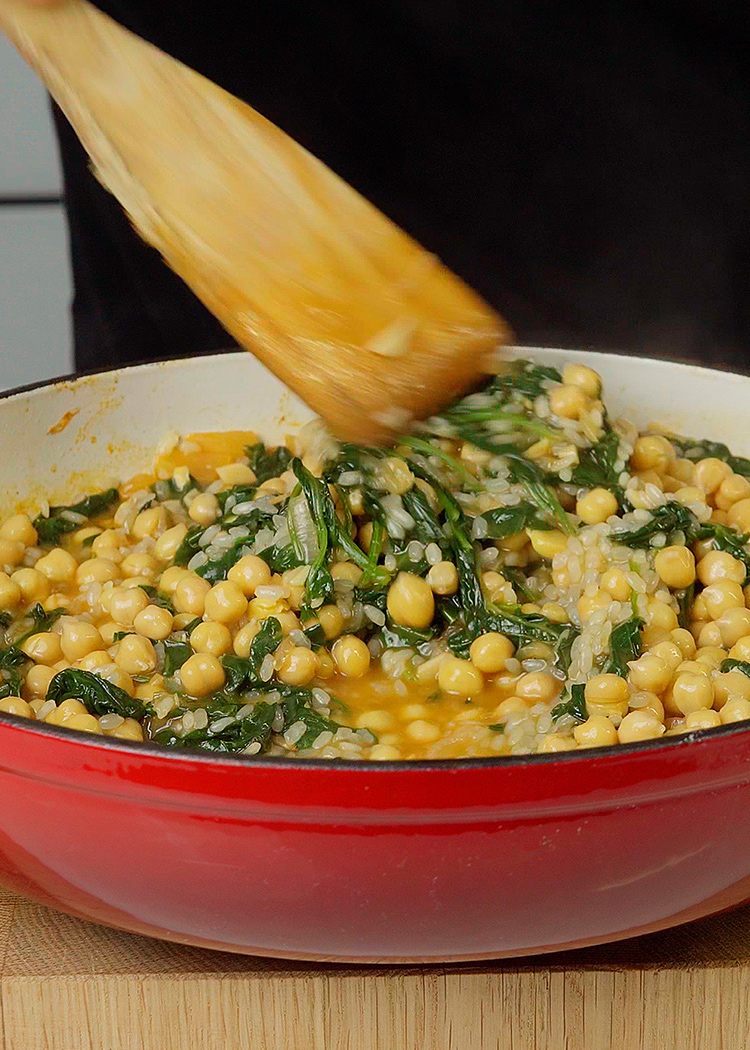 agregar garbanzos para arroz con espinacas y garbanzos