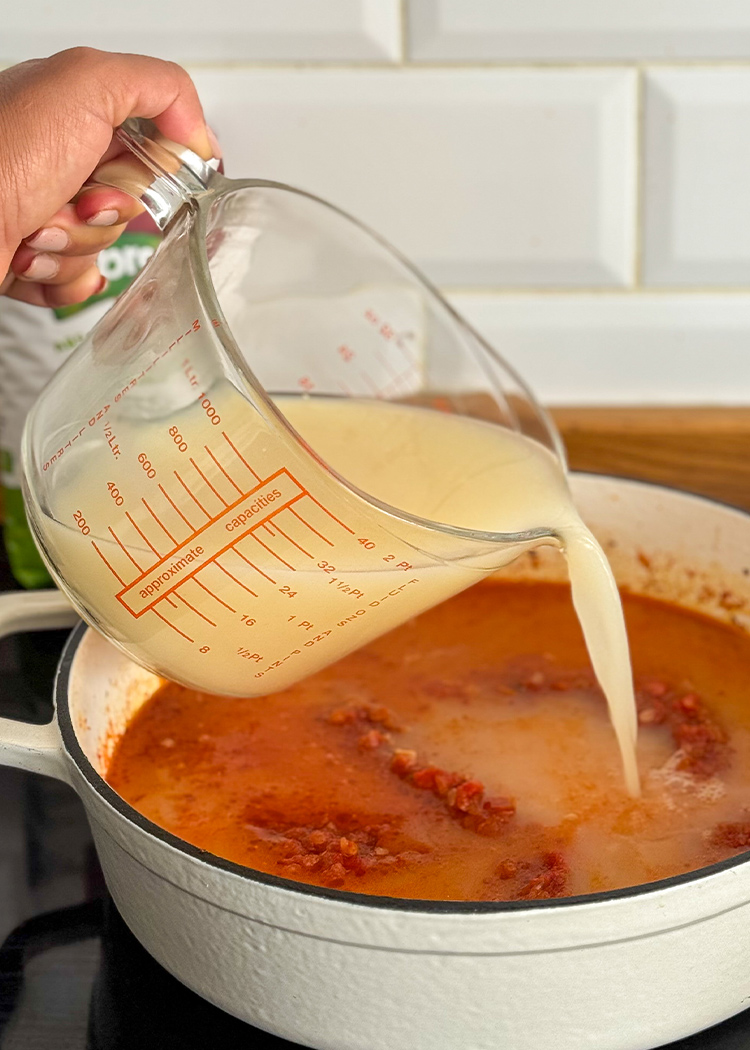 echar el caldo para arroz caldoso con carne