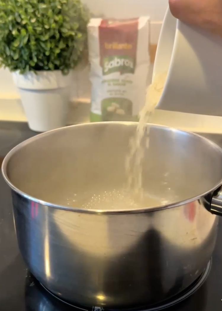 echar arroz para tarta de arroz con leche