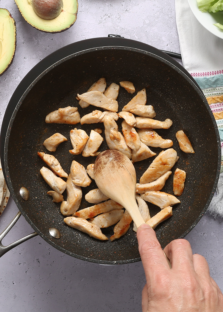 cocina el pollo para burrito de arroz