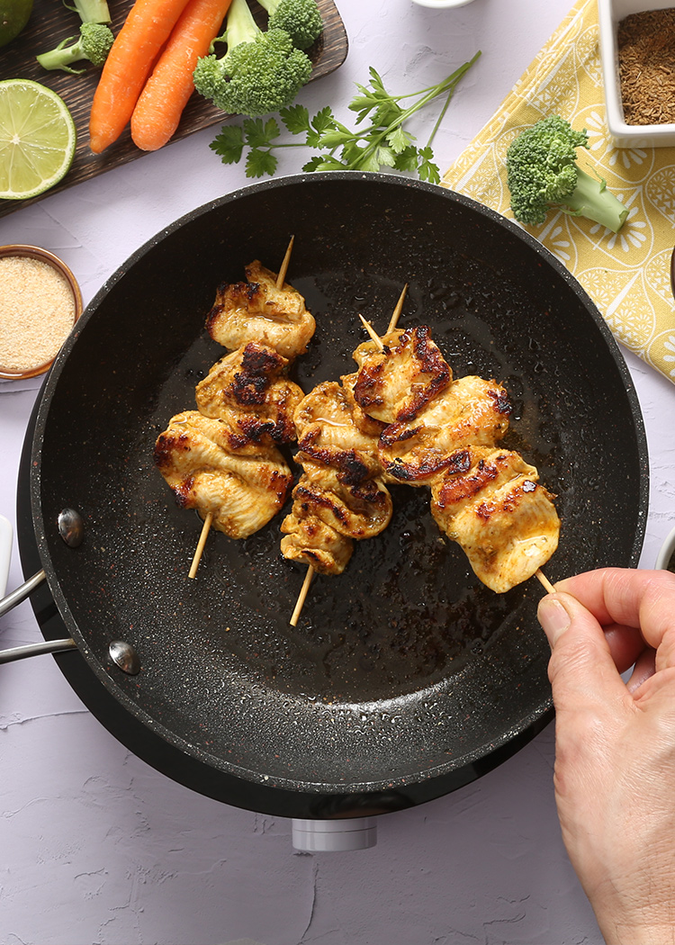 cocina los pinchitos para arroz al curry con pinchitos morunos