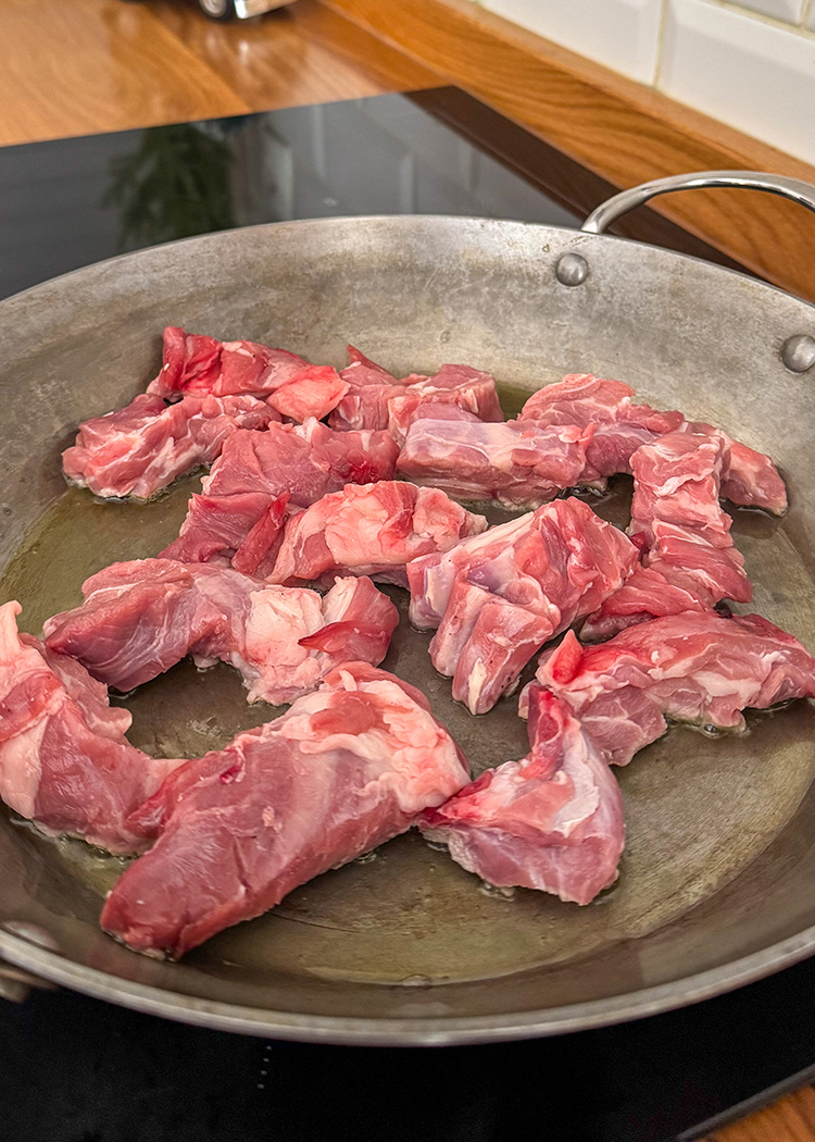 dorar cordero para arroz con cordero