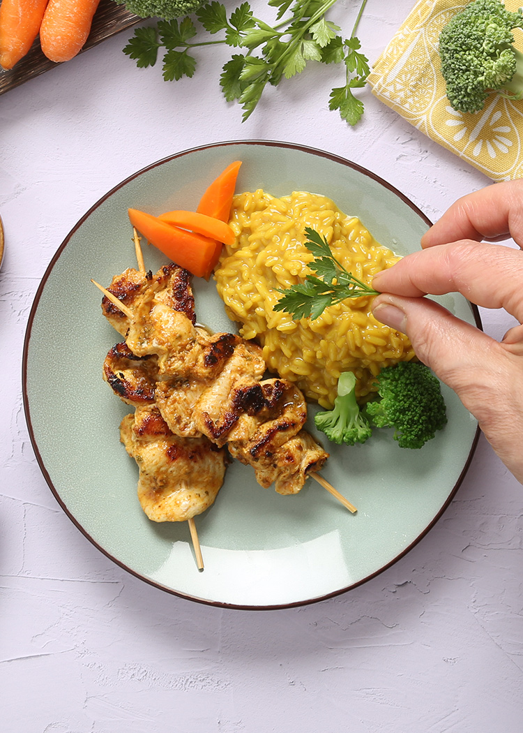 prepara el vasito de arroz para arroz al curry con pinchitos morunos