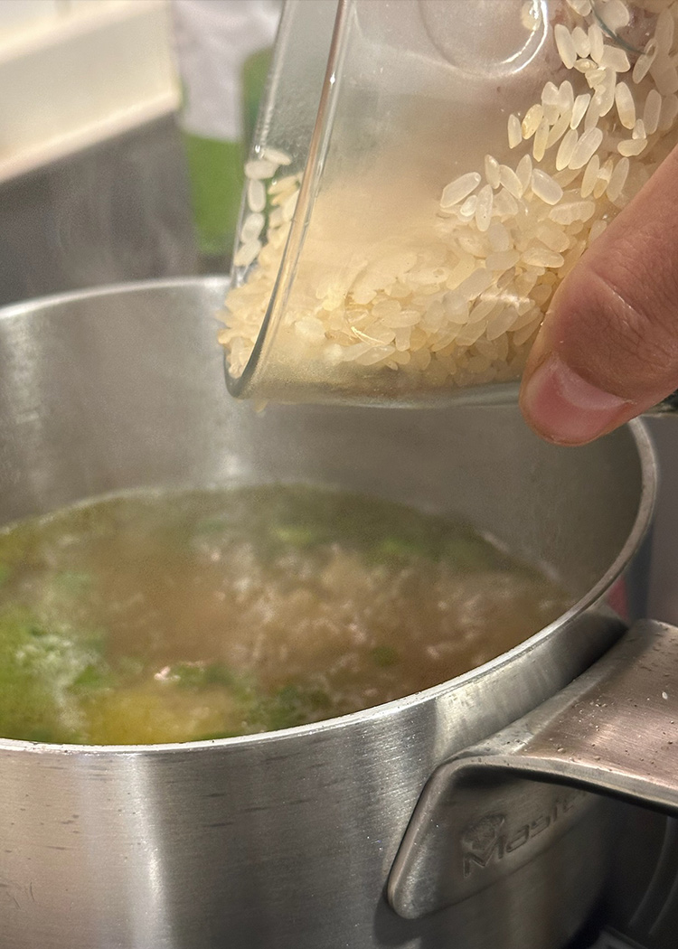 incorporar el arroz para tomates rellenos de arroz
