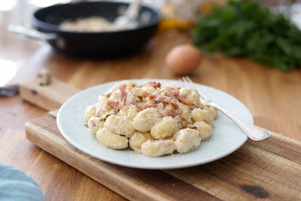 Ñoquis a la sartén estilo carbonara