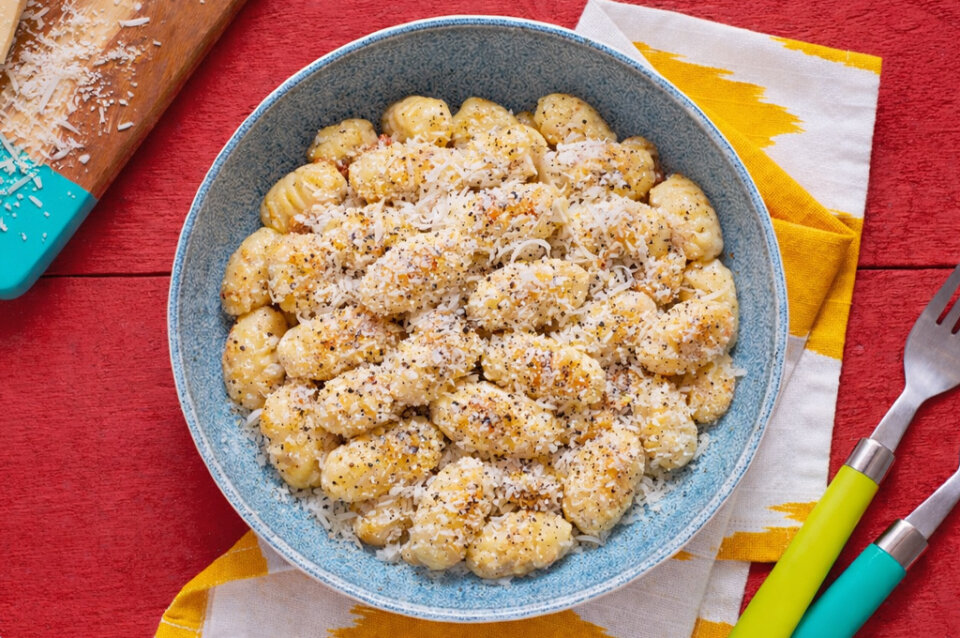 Ñoquis a la sartén con pecorino y pimienta (Cacio e Pepe)
