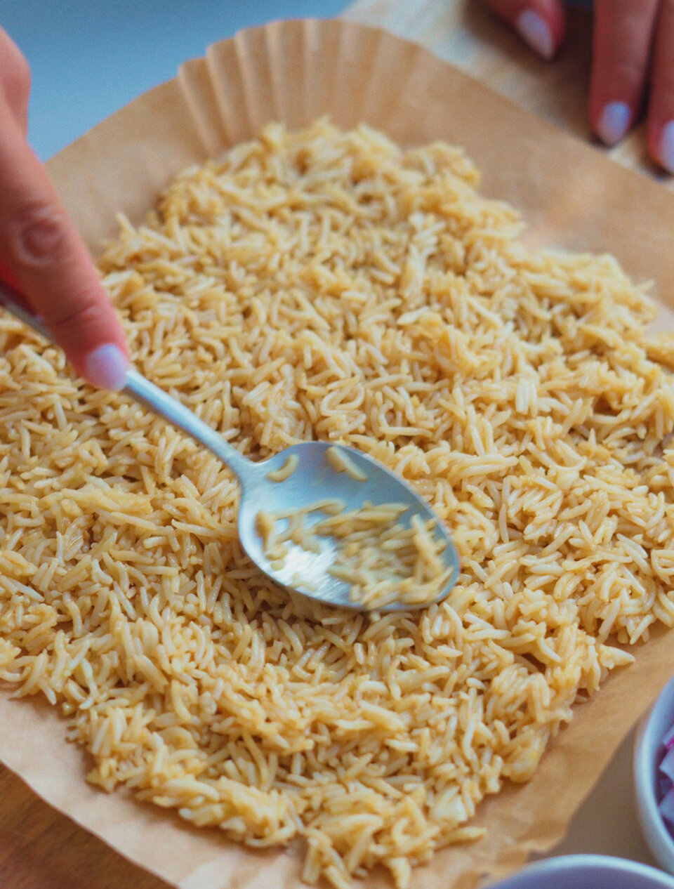 esparcir el arroz en la bandeja para arroz crujiente en airfryer