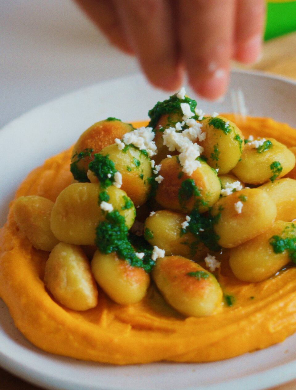 Ñoquis Brillante con crema de boniato asado y gremolata de perejil y limón